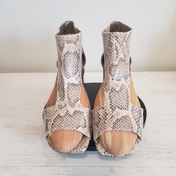 Kenneth Cole REACTION Women's Mix Cut Out T-Strap Snake Print Sandals Size 9.5 - Picture 4 of 11